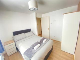 Elegant Hull centre Apartment with Free Parking - 2