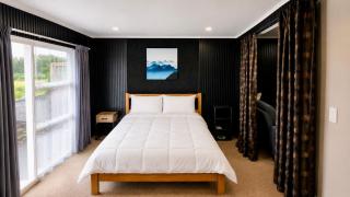 The Crossing Lodge & Backpackers - 2