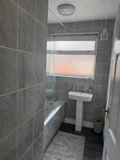 Stylish 4BR Home - Sleeps 7 - Parking & WiFi - 2