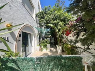 Luxueux Appartement 70m2-Rez de chaussée- pied dans l'eau-10 m de la Piscine collective- centre ville d'Hammamet,dans la partie residentielle de l'hôtel Dar Hayet-1 suite Parentale-1 chambre avec 1 grand lit double-Grande terrasse - 9