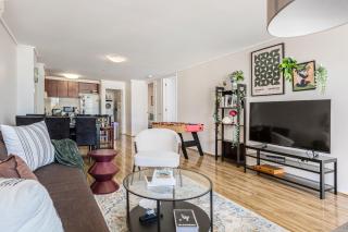 Modern 3BR Skyline Retreat - Pool, Gym & Views - 1