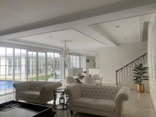 Beautiful White House at Villa Naturelink Bandung - 8