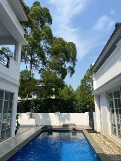 Beautiful White House at Villa Naturelink Bandung - 9
