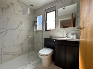 Wee Tigh Na Mara Sleeps 3 Parking & Patio - 1