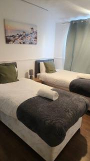 Lush Stays l Spacious 3BDR l Sleeps 5 l Secure Parking l Fast Wi-Fi l LongTerm Rates Available - 6