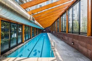 Modern 3BR Skyline Retreat - Pool, Gym & Views - 9