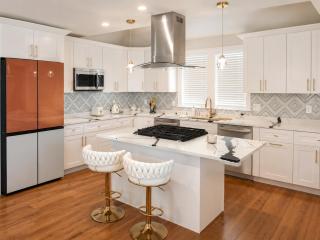 Coastal Stay 2 Modern Ocean View Apartments Walk to Beach 4 Free Parking Spaces - 6