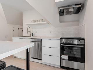 Leslieville 1BR Close to Queen St East - 1