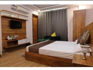 The Sandalwood Hotel I Sec-38 I Near Medanta Medicity Gurgaon - 2