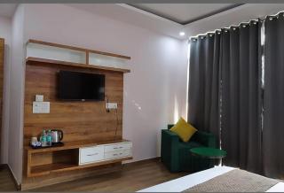 The Sandalwood Hotel I Sec-38 I Near Medanta Medicity Gurgaon - 1