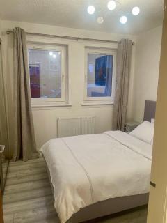 Luxury 2-Bed Flat in Morningside, Edinburgh - 2