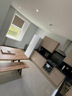 Riverside Townhouse - Sleeps 10 - Parking & Pets - Coast Serviced Apartments - Enquire for Trade & Long Stays - 7