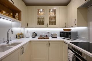 Beautiful 2-bedroom New-Town holiday apartment - 4
