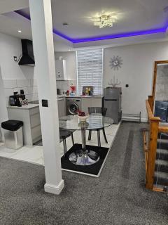 Studio in Central Liverpool - Sleeps 2 - Parking - 3