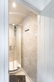 Luxurious 4 bedroom in Milton Keynes - 8