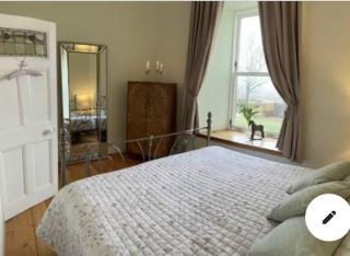 4 Bed House - Sleeps 10 - Pets - Garden - Parking - 2