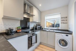 Spacious 3 Bedroom House Sleeping 6, Perfect for Families, Contractors & Group Stays - 6