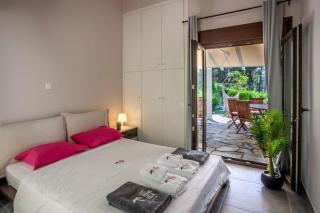 NeonChic Jacuzzi and Pool Villa - 8