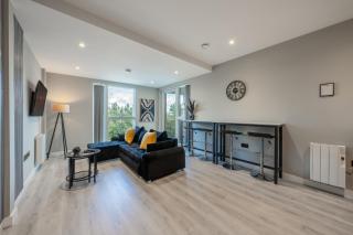 2 Bedroom Flat Sleeps up to 6 with Balcony by Elevate Living Estates Short Lets - 1