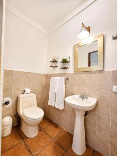 Yellow House Hostel B&B - 1