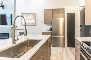 Boutique 1BR Condo - Walk to Memorial Stadium - Historic Hayward Place - 4