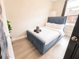 Modern 3 Bed House in Salford with Free Parking - 3