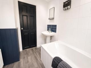 Modern 3 Bed House in Salford with Free Parking - 1