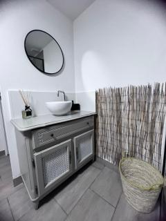 Sensual Accommodation with Whirlpool Bath & Muted Atmosphere - 2