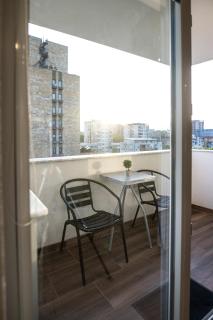 New Modern Apartment with Fast Wi-Fi & Free Private Parking - 9