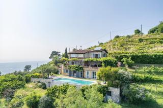 Villa with pool and sea view - 0