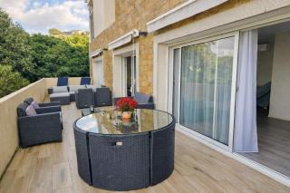 Superbe villa au rez de chaussée avec terrasse de 70 m2 offrant une vue sur la mer et piscine privée - 4