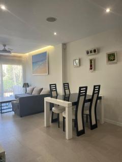 Precioso, apartamento con terraza y piscina - 4