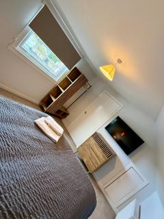 Riverside 4BR Townhouse - Sleeps 10 - Parking & Pets - Coast Serviced Apartments - Enquire for Trade & Long Stays - 2