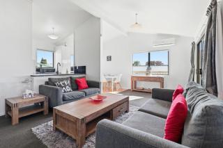 Rotorua Retreat - Stylish 2BR with Covered Deck - 8
