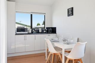 Rotorua Retreat - Stylish 2BR with Covered Deck - 5