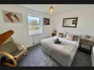 Three Bedroom Canterbury house with Driveway - 8