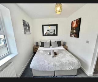 Three Bedroom Canterbury house with Driveway - 9