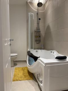 Luxury 2- BDR suite in West Midlands - sleeps 6 - 2