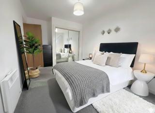 West Two 2-Bed High Floor with City Views - 8