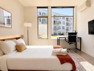 Bay View Designer 1BR - Best Location with Balcony, Gym, and Terrace - Sleeps 4 - 6