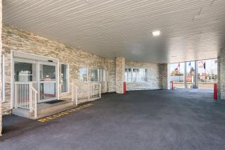 Econo Lodge Inn & Suites - 9