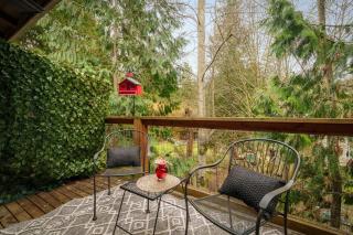 Seattle Retreat | Sauna, 3BR Sleeps 11, Forest - 7