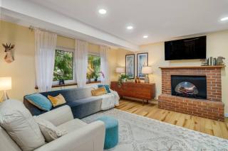 Seattle Retreat | Sauna, 3BR Sleeps 11, Forest - 7