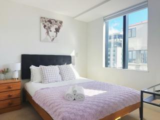 Modern Studio Near Sky Tower w Pool Gym & Balcony V082 - 0