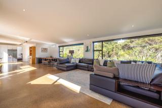 Wharetana Bay Villa with private walkway to beach! - 6