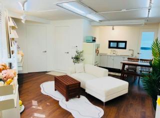 1 minute from Hongdae Entrance Station #4 beds #hotel bedding #Hongdae main street #famous restaurants #luggage storage #popular accommodation #3 rooms #Melow Stay Hongdae - 1