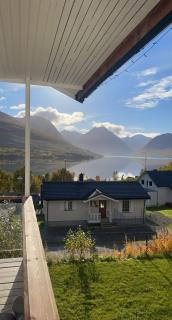 Cozy apartment by fjord and northern lights opportunities - 9