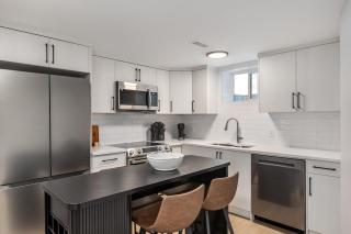 Alpine Elegance Modern 2BR Suite - 4