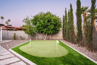 Modern Desert Oasis - Shuffleboard Hiking Pool Putting green - 1