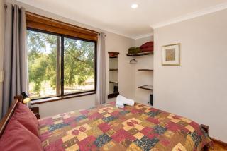 Cozy Fireplace Cottage in Yallingup - 8